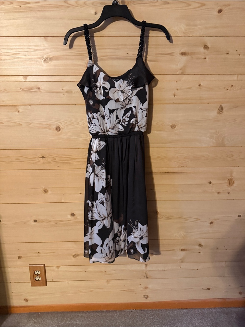 White House, Black market Black Floral Sleeveless Midi Dress Size 4